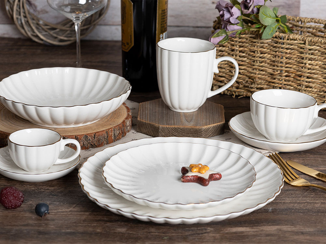 Élégant service de table en porcelaine blanche pétoncle