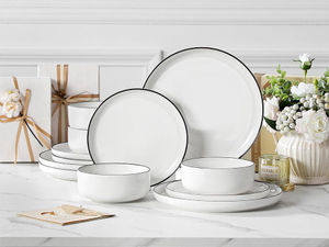 Ensemble de vaisselle minimaliste en porcelaine blanche en céramique à bords noirs
