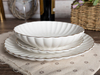 Élégant service de table en porcelaine blanche pétoncle