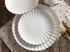 Élégant service de table en porcelaine blanche pétoncle