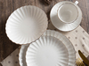 Élégant service de table en porcelaine blanche pétoncle