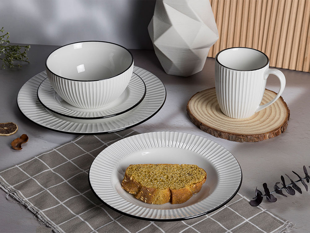 Service de table en porcelaine avec bord noir