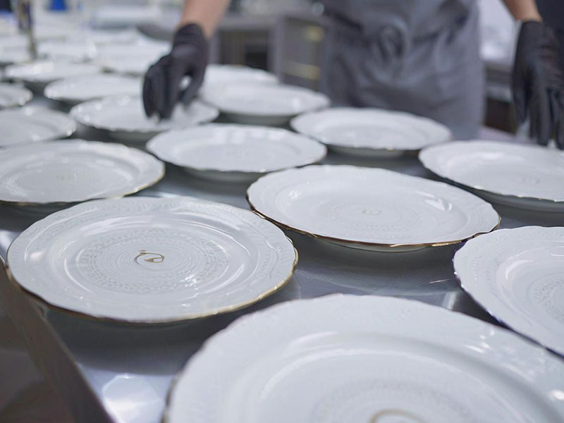 Techniques de production de vaisselle en céramique Processus de glaçage et de cuisson des assiettes en gros