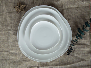 Ensembles de dîner empilables modernistes en porcelaine blanche